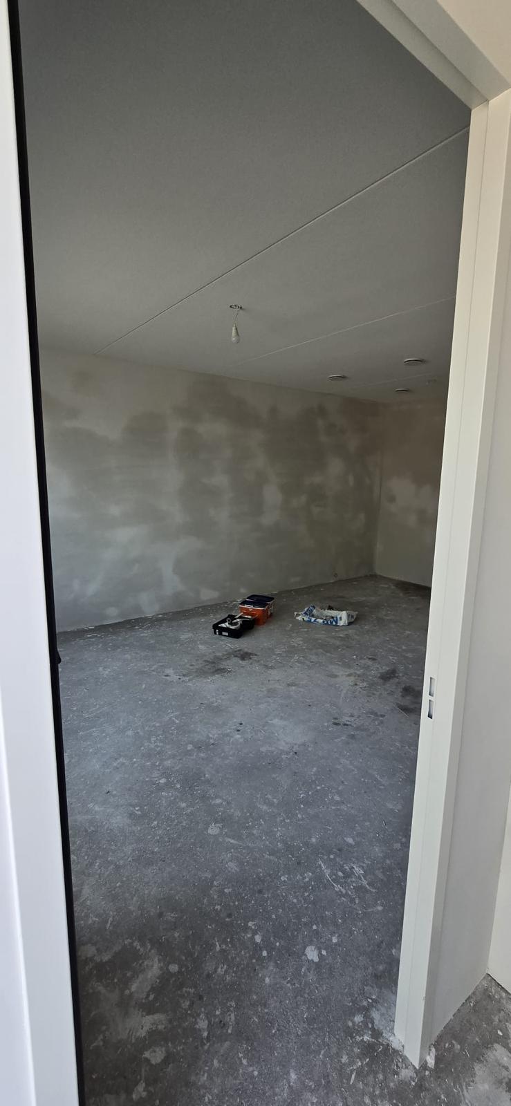 Kamer met sausklaar gestuukt plafond en wanden — stucadoor Noord-Holland