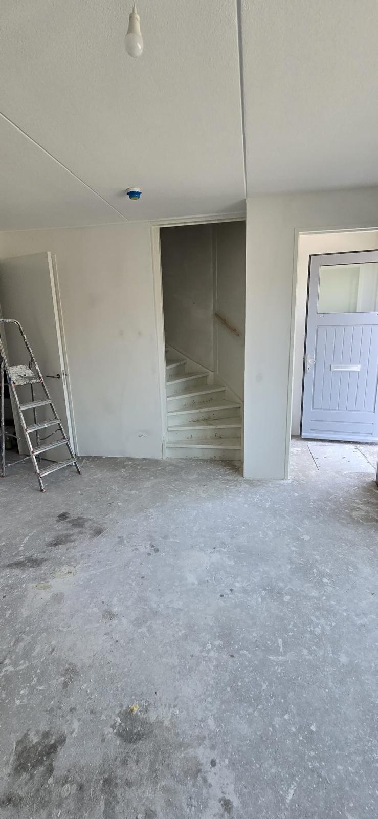 Hal met trapopgang sausklaar gestuukt tijdens renovatie — stucadoor Noord-Holland