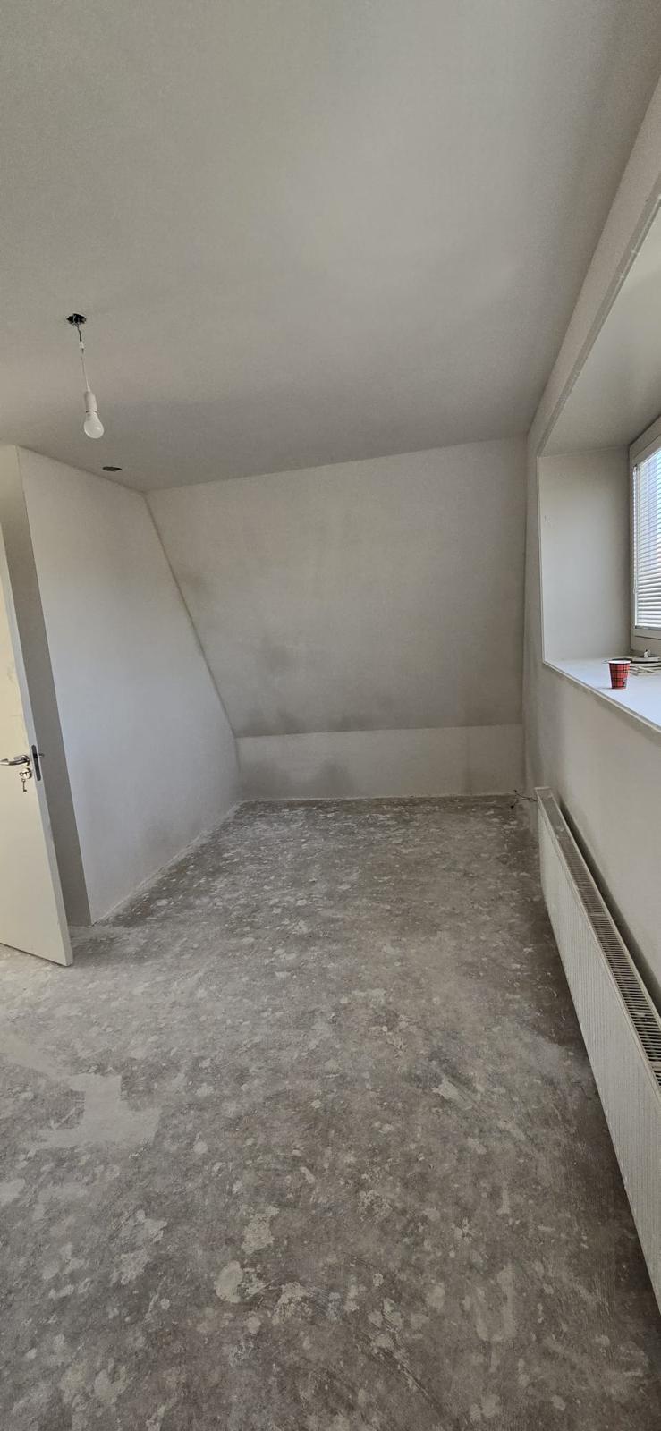 Slaapkamer met glad stucwerk en schuin dak — stucadoor Noord-Holland