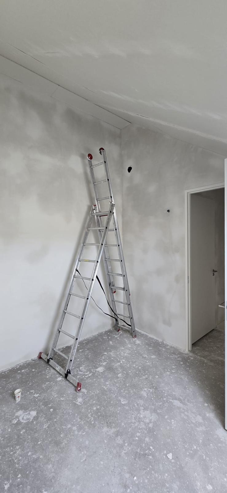 Slaapkamer met sausklaar gestuukte wanden en plafond — stucadoor Noord-Holland