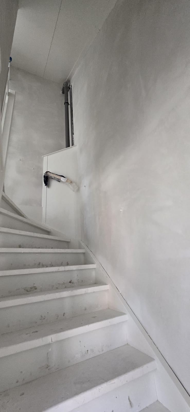 Trapopgang met sausklaar gestuukte wanden en plafond — stucadoor Noord-Holland