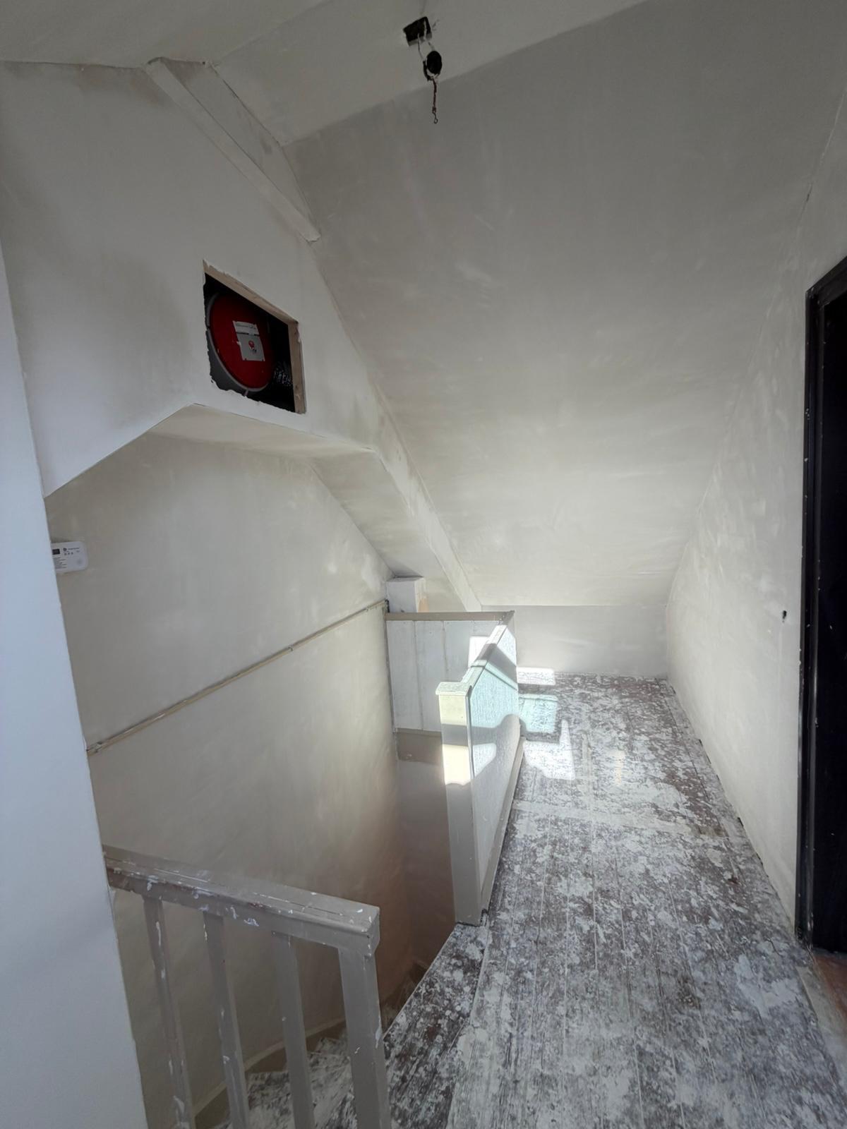 Trapgat en overloop volledig gestuukt — stucadoor Noord-Holland
