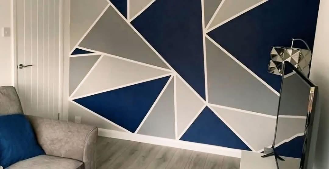 Geometrische accentmuur in navy blauw, grijs en wit — schilder Noord-Holland