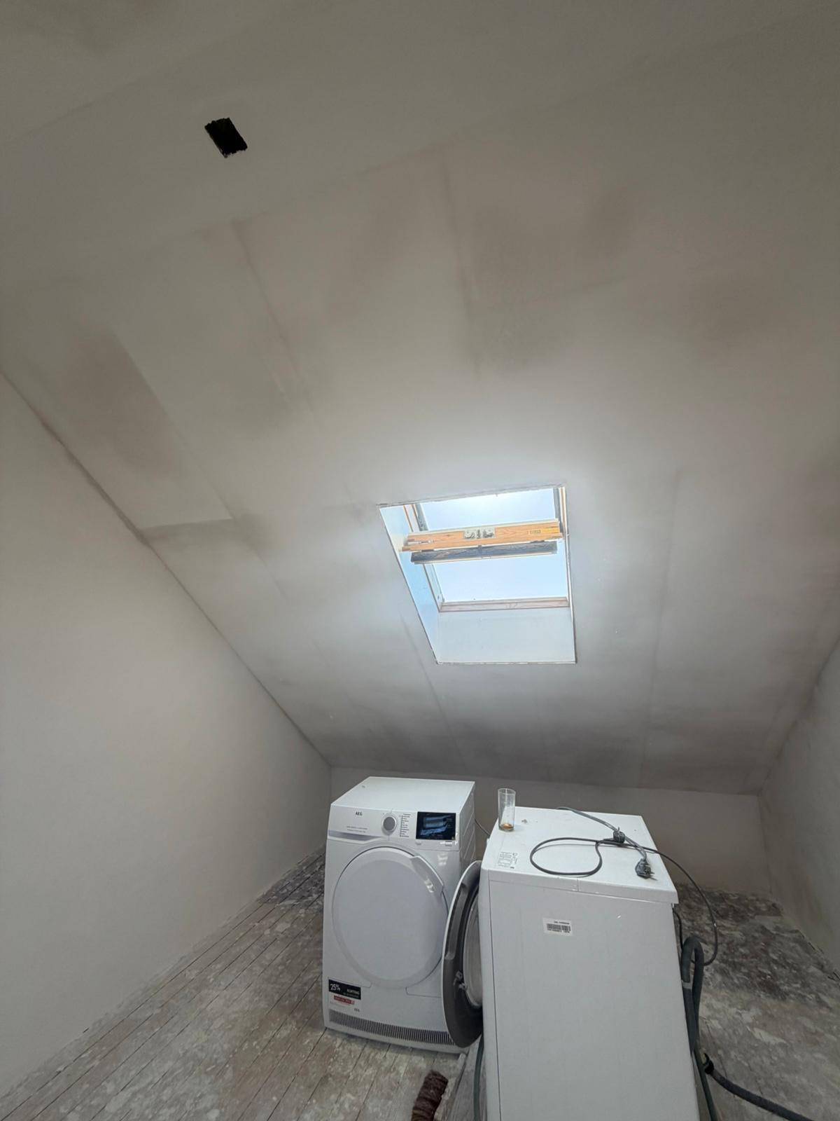 Spuitwerk plafond zolder met dakraam — stucadoor Noord-Holland