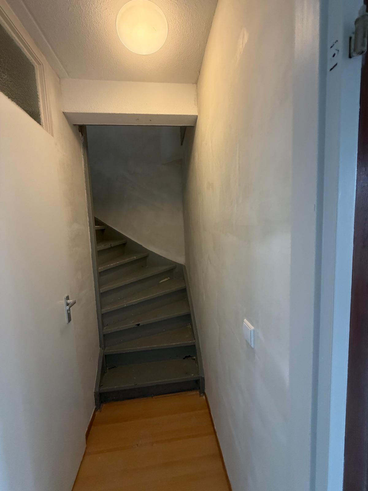 Trapopgang met strak gestuukte wanden en witte afwerking — stucadoor Noord-Holland