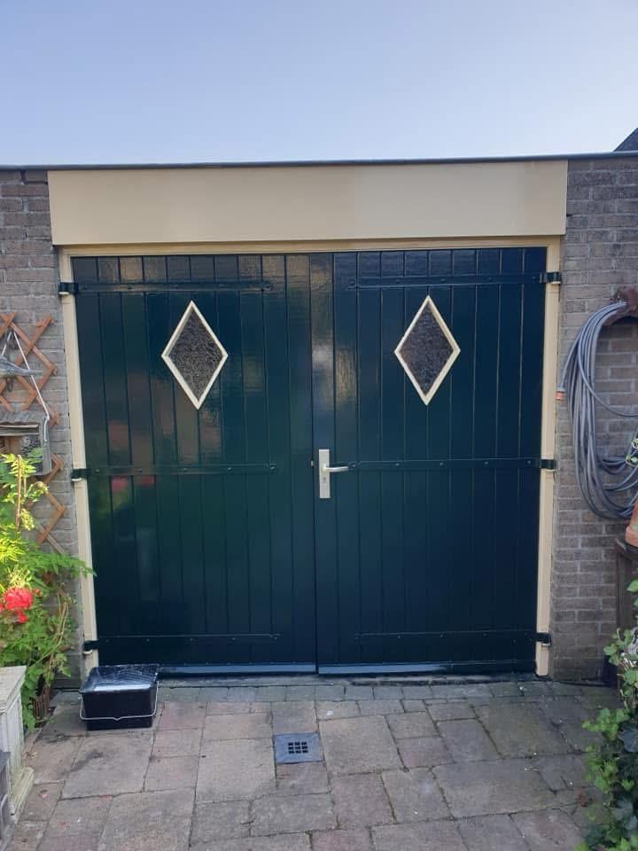Buitenschilderwerk dubbele garagedeuren in donkergroen — schilder Noord-Holland