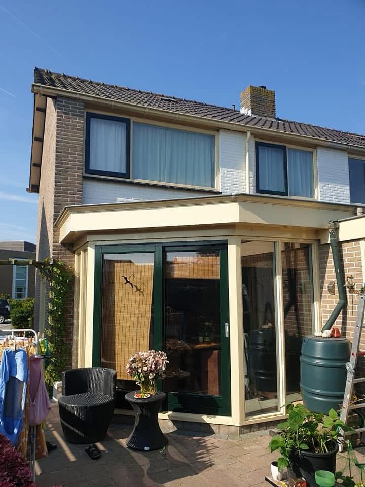 Buitenschilderwerk woning met serre in crème en groen — schilder Noord-Holland