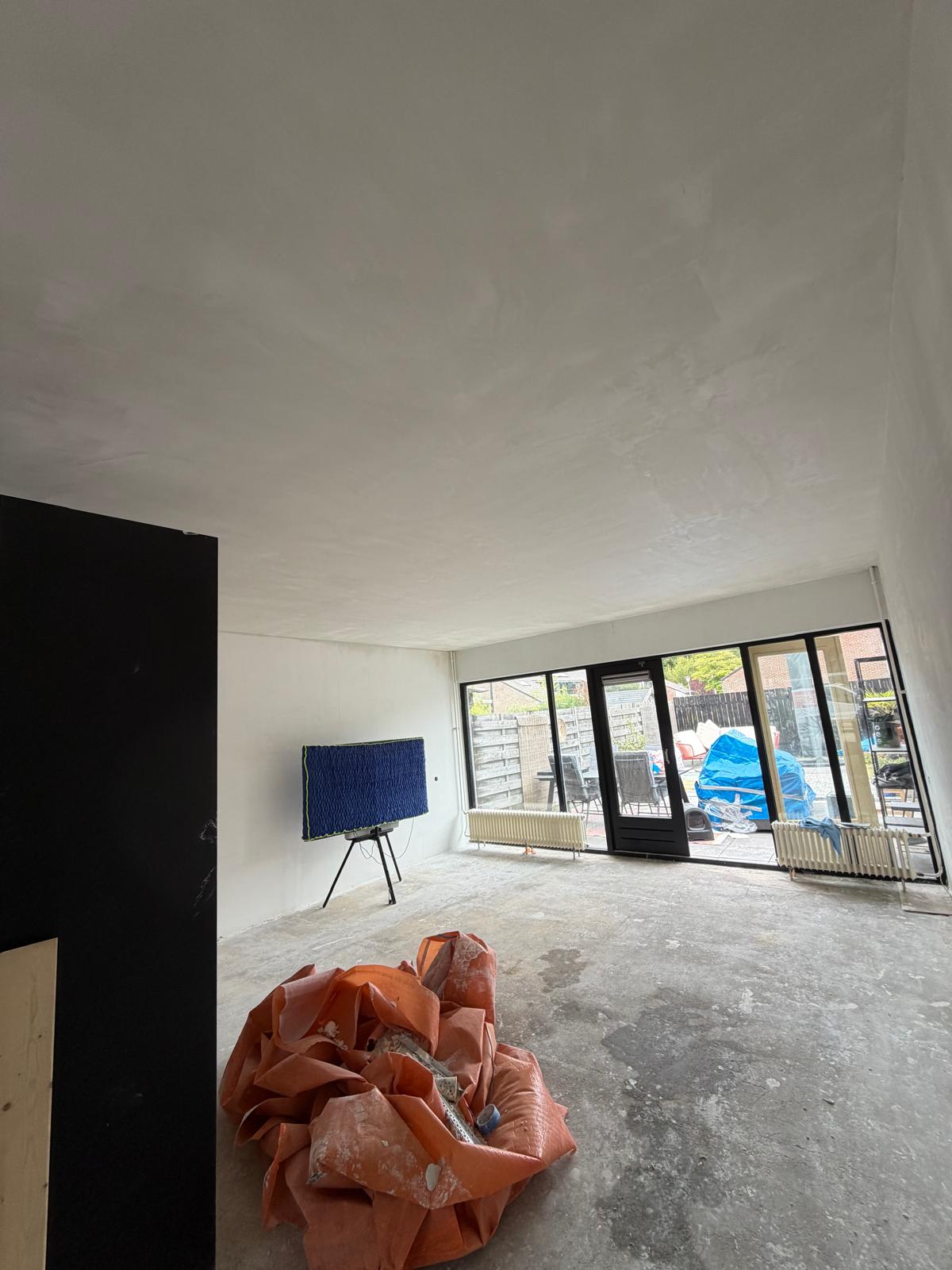 Woonkamer renovatie met sausklaar plafond en wanden — stucadoor Noord-Holland