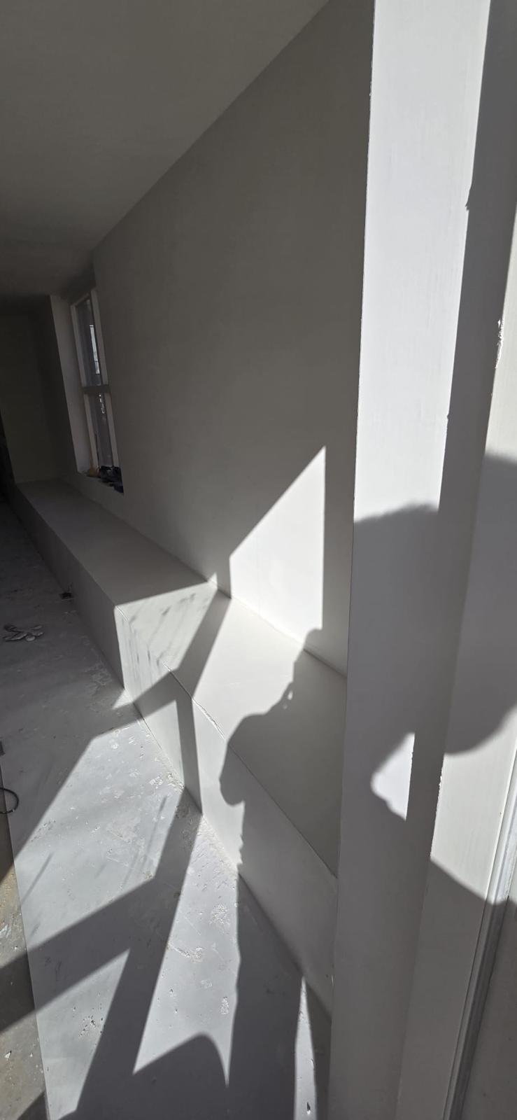 Sausklaar stucwerk rond vensterbank en muur — stucadoor Noord-Holland