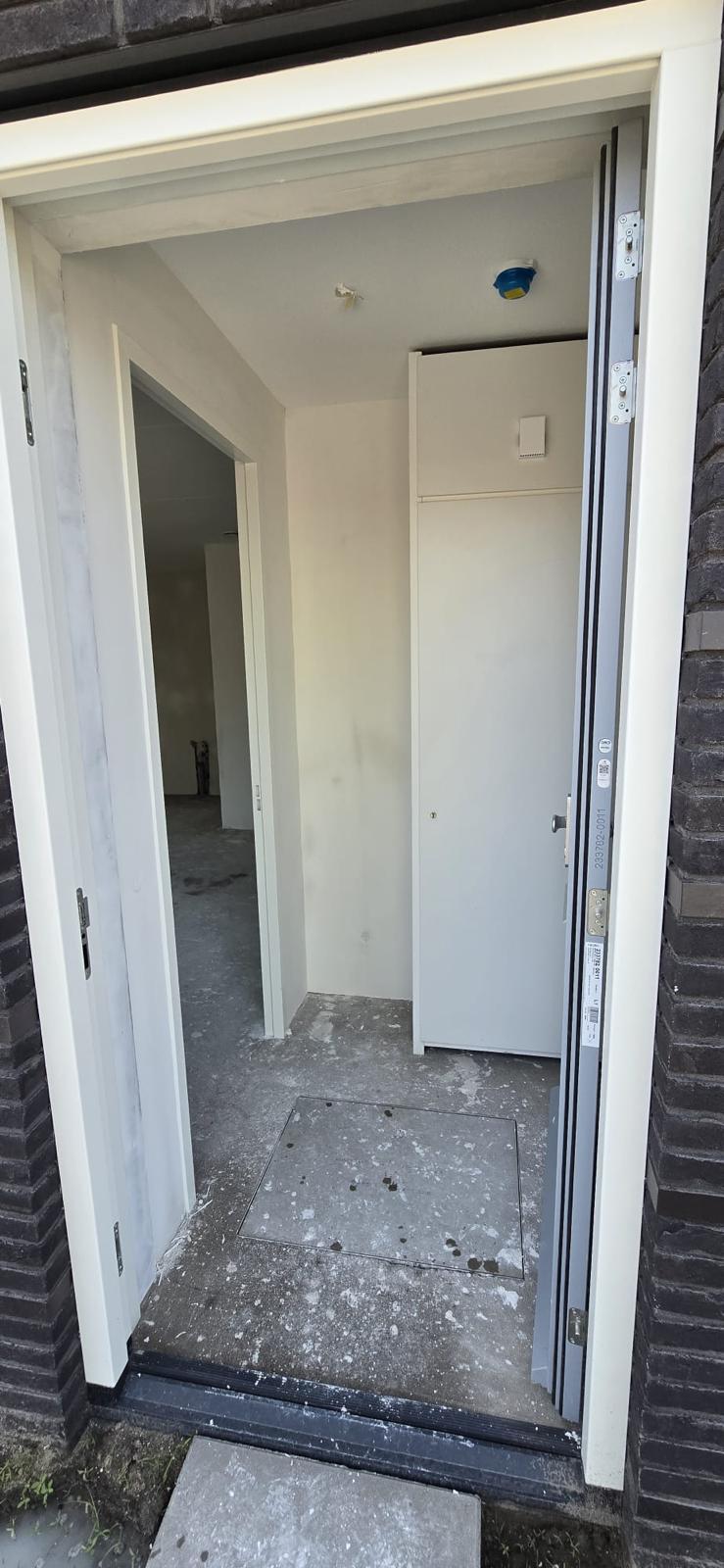 Entree en gang sausklaar gestuukt bij oplevering nieuwbouw — stucadoor Noord-Holland