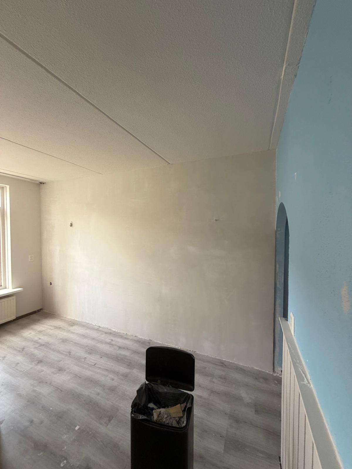Kamer met blauwe accentmuur en witgeschilderde wand — schilder Noord-Holland
