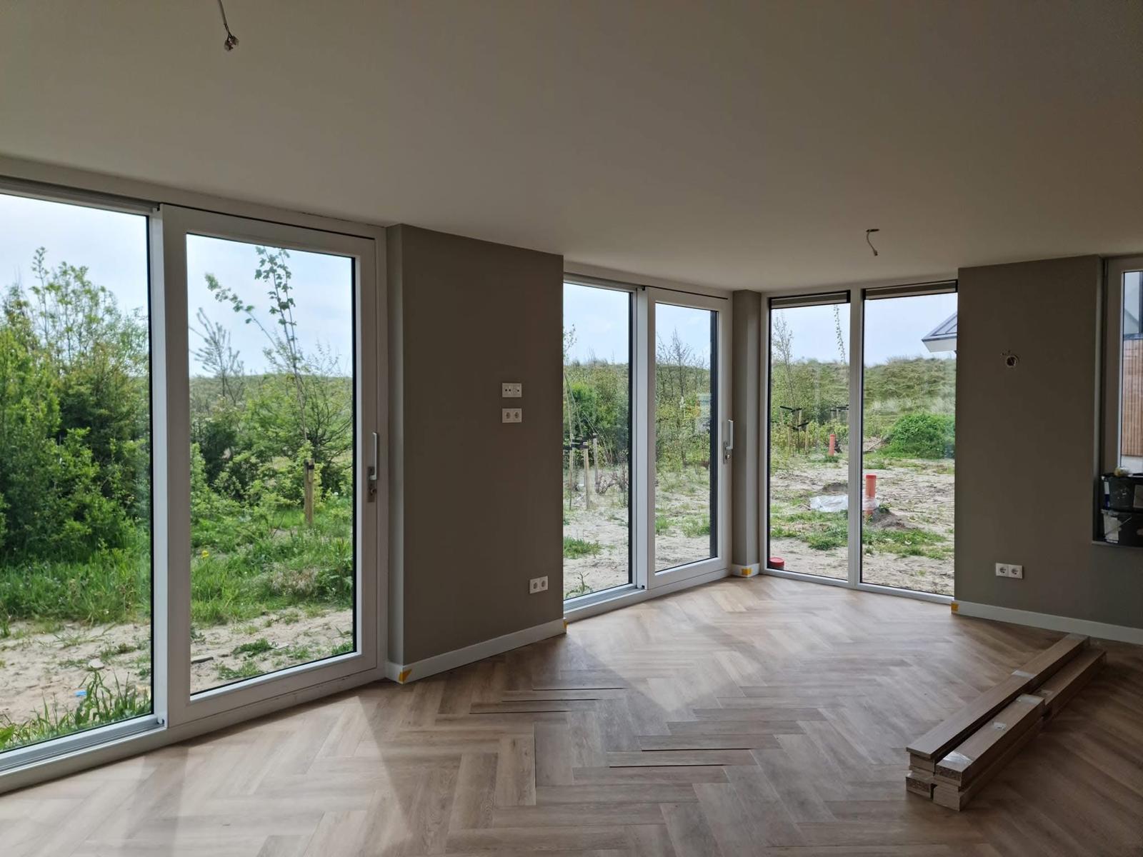 Nieuwbouw woonkamer gestuukt in warme aardetint