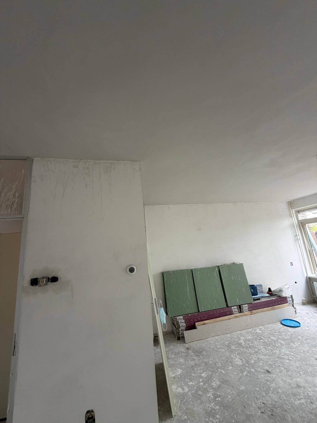 Renovatie woonkamer met strak gestuukt plafond en wanden — stucadoor Noord-Holland