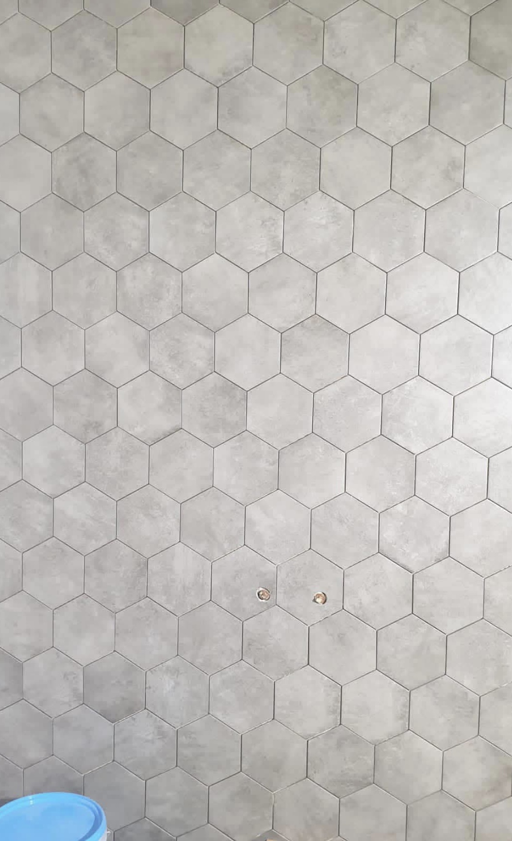 Hexagon vloertegels in lichtgrijze betonlook — tegelzetter Noord-Holland