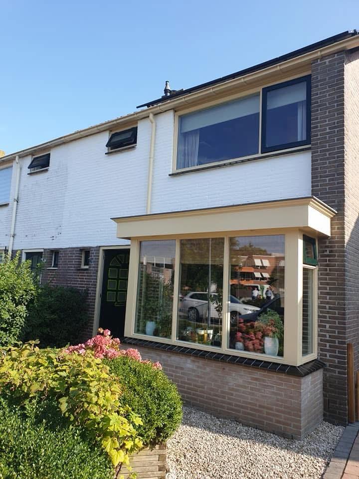 Witgeschilderde gevel met erker en crème kozijnen — schilder Noord-Holland