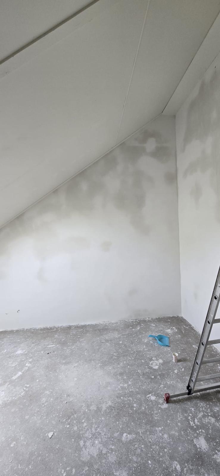 Zolder met schuine wand sausklaar gestuukt — stucadoor Noord-Holland