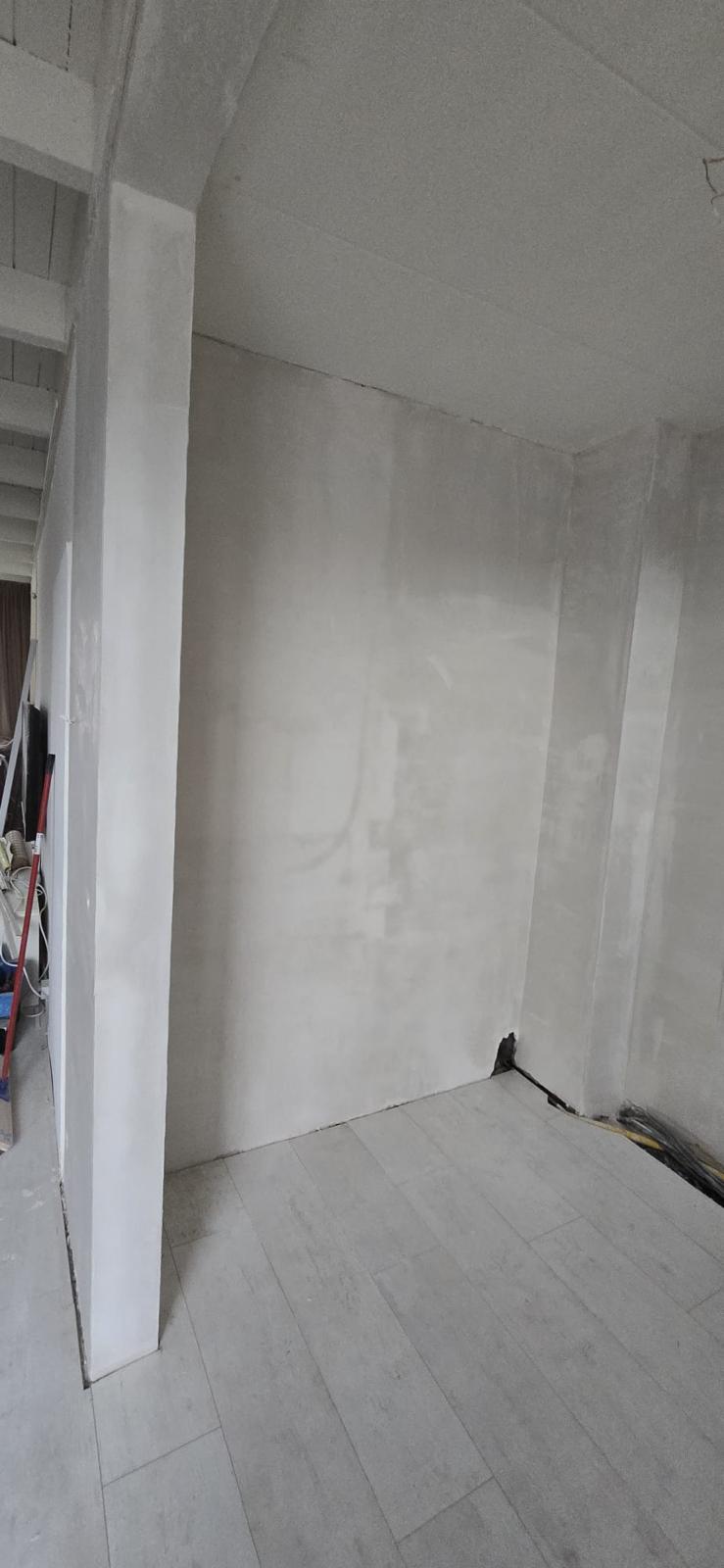 Gestuukte hoek en scheidingswand — stucadoor Noord-Holland