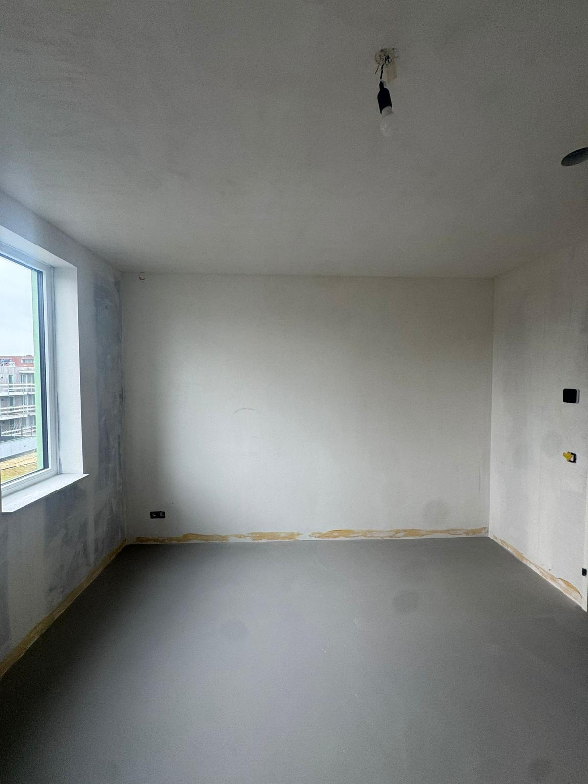 Slaapkamer nieuwbouw met sausklaar stucwerk — stucadoor Noord-Holland