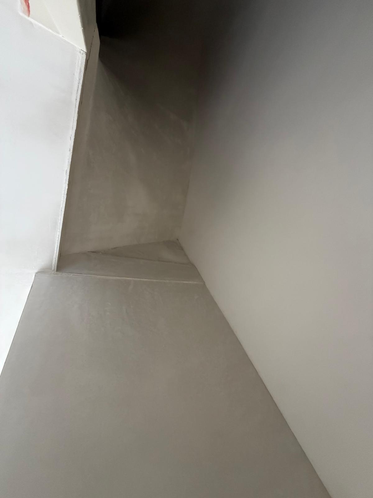 Trapgat met glad sausklaar stucwerk detail — stucadoor Noord-Holland