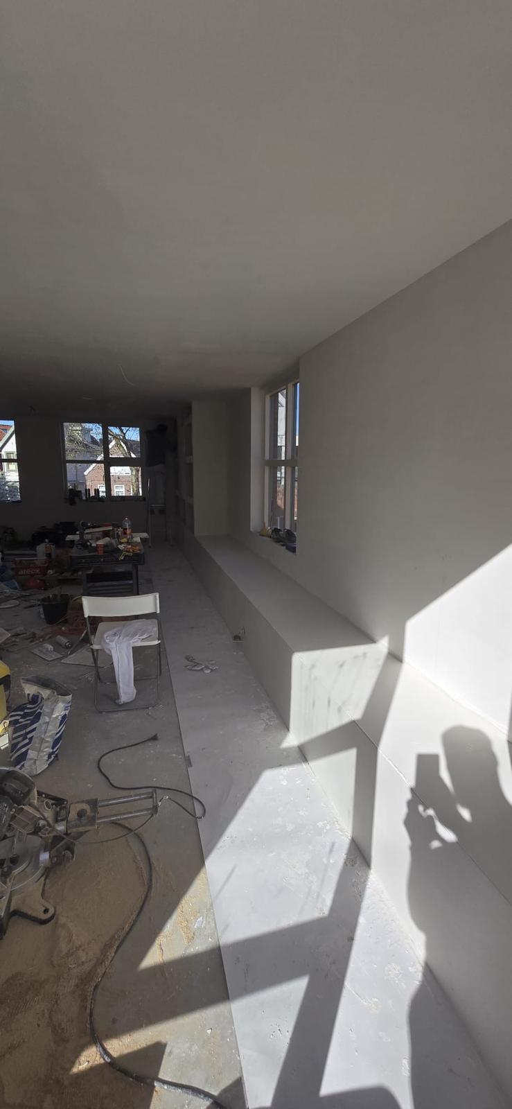 Strak gestuukte woonkamer nieuwbouw — stucadoor Noord-Holland
