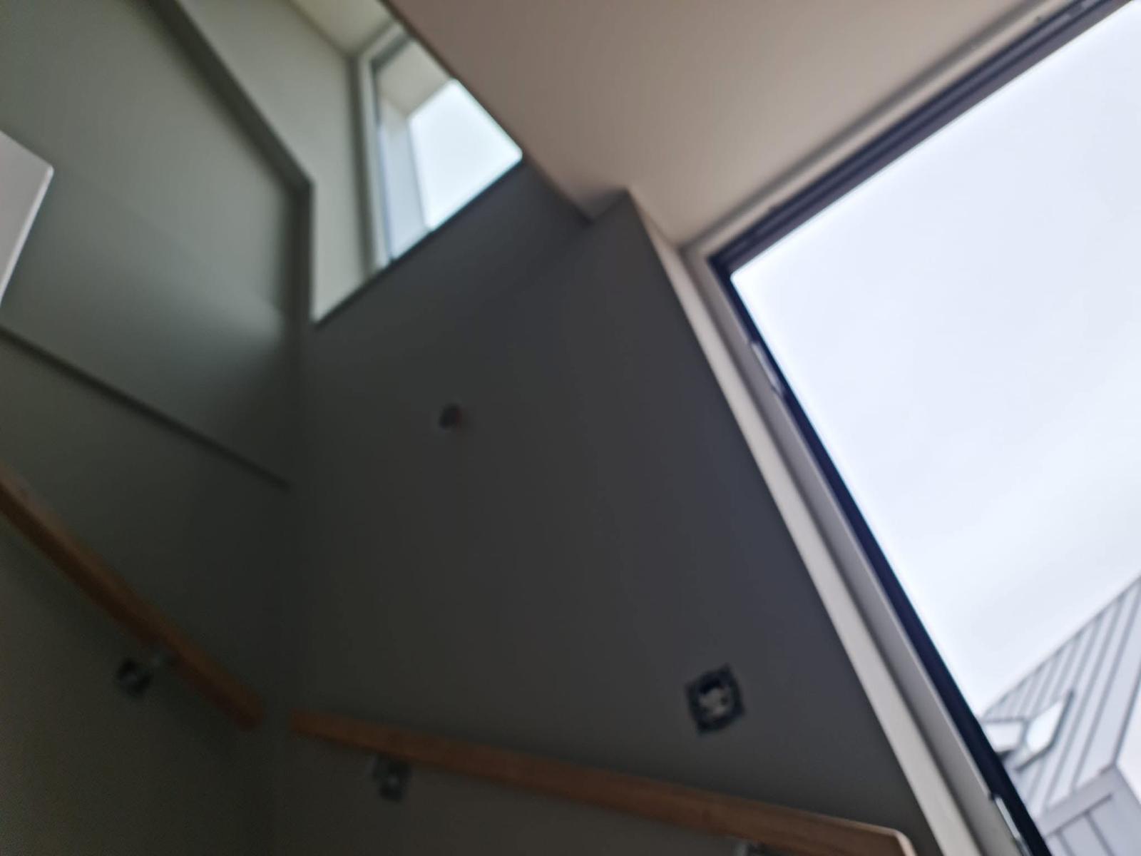Vide en trapgat met stucwerk in warme kleur