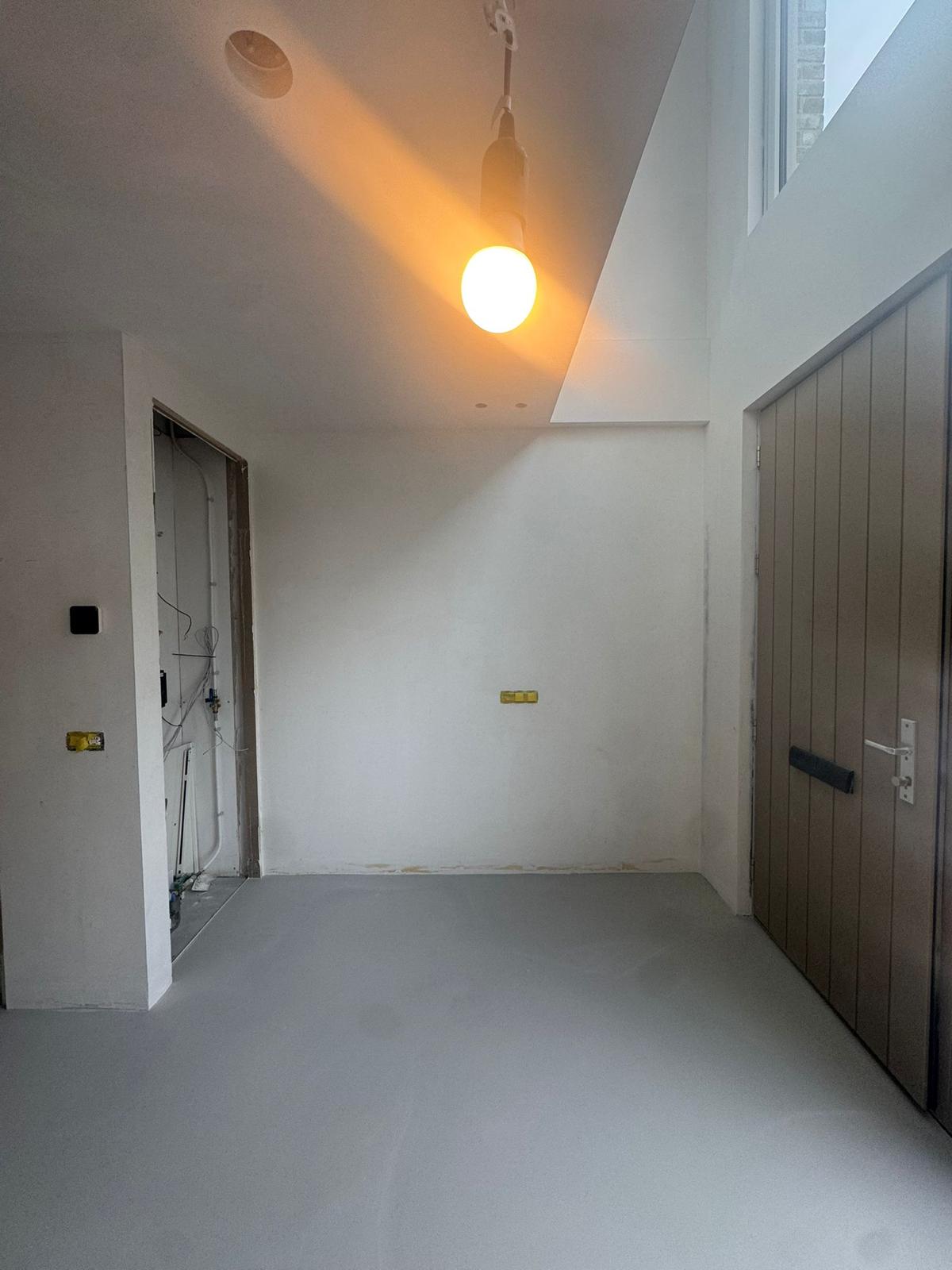 Hal met vide en glad stucwerk — stucadoor Noord-Holland
