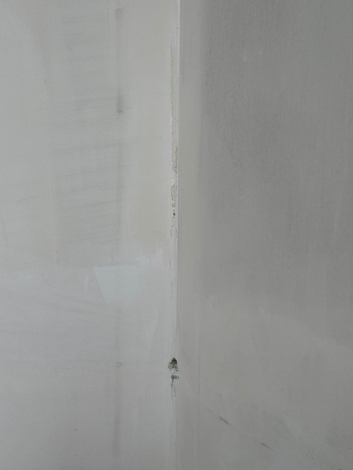 Detail strak sausklaar stucwerk binnenhoek — stucadoor Noord-Holland