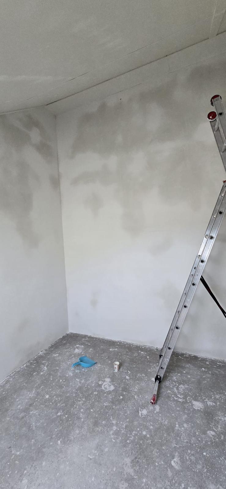 Kleine kamer volledig sausklaar gestuukt — stucadoor Noord-Holland