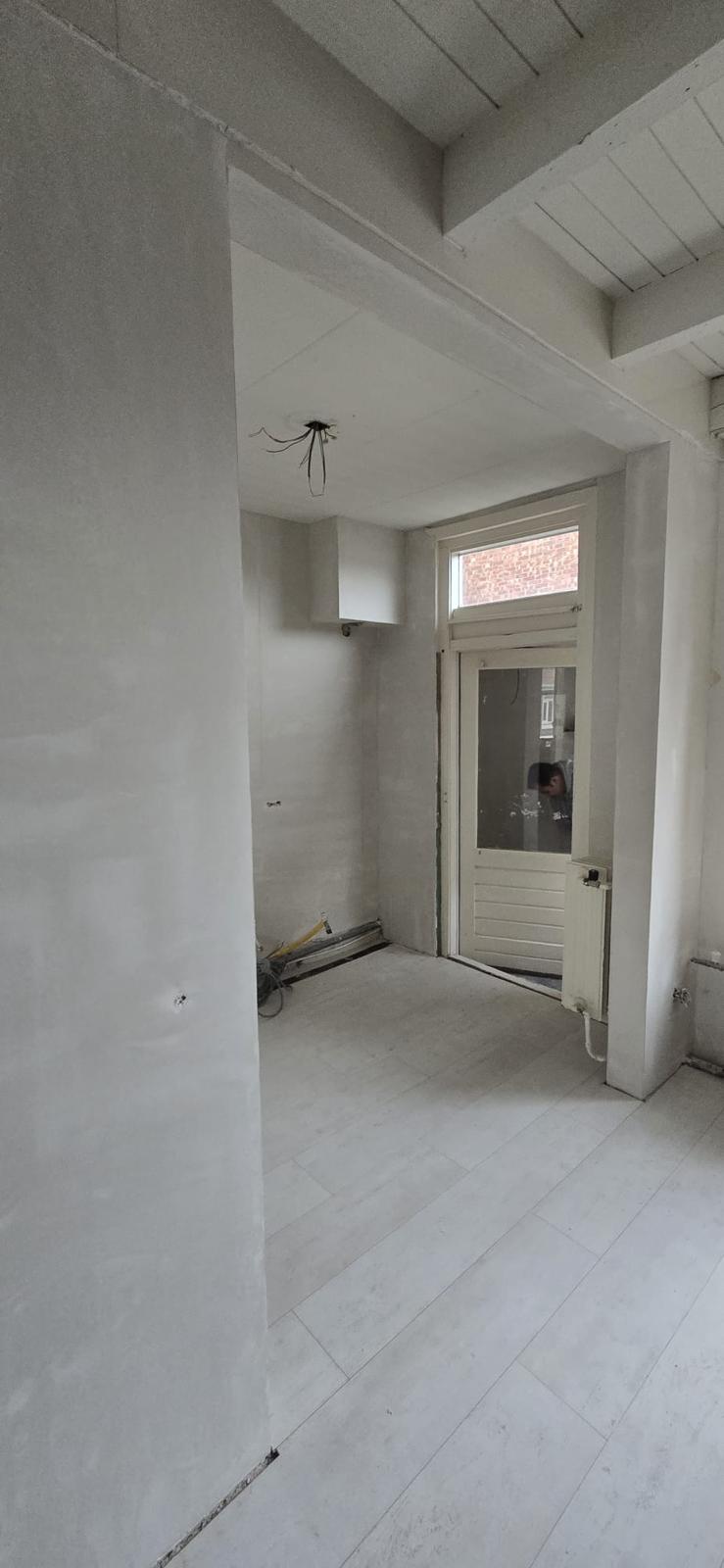 Gestuukte hal en entree met witte muren — stucadoor Noord-Holland