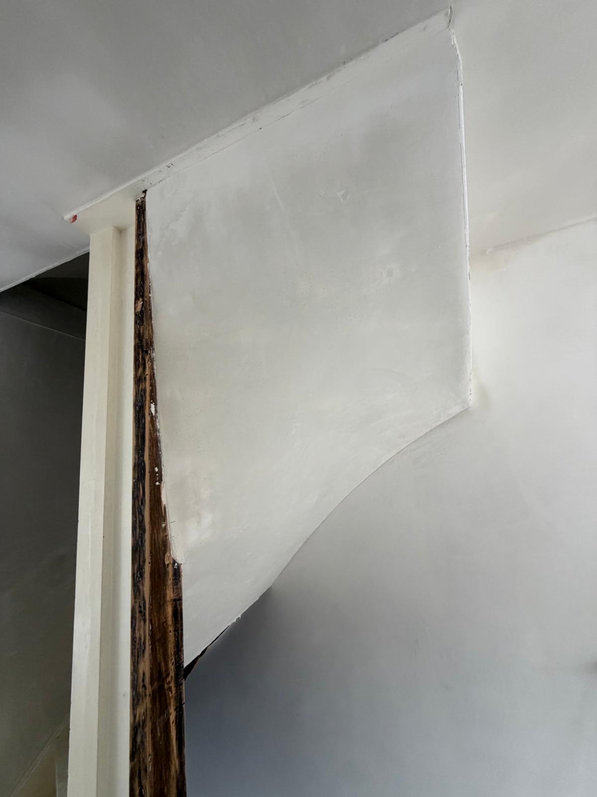 Detail strak sausklaar stucwerk boven trapopgang — stucadoor Noord-Holland