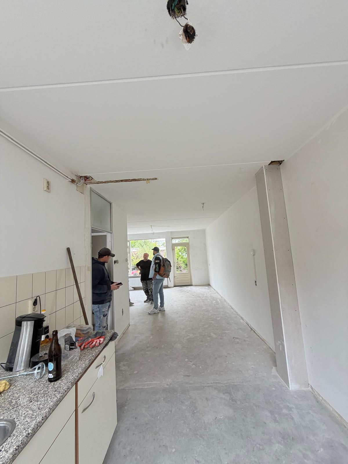 Open woonkeuken met sausklare wanden en plafond — stucadoor Noord-Holland