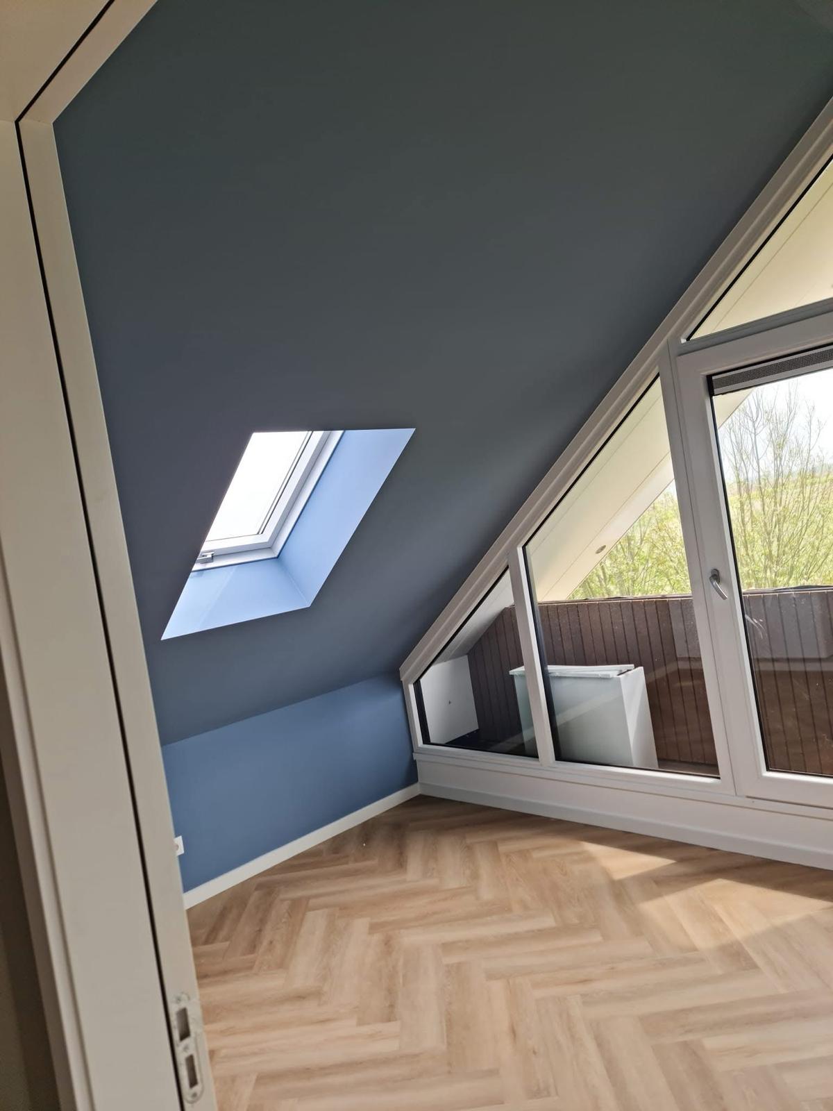 Zolderkamer met dieppetrol plafond en dakraam