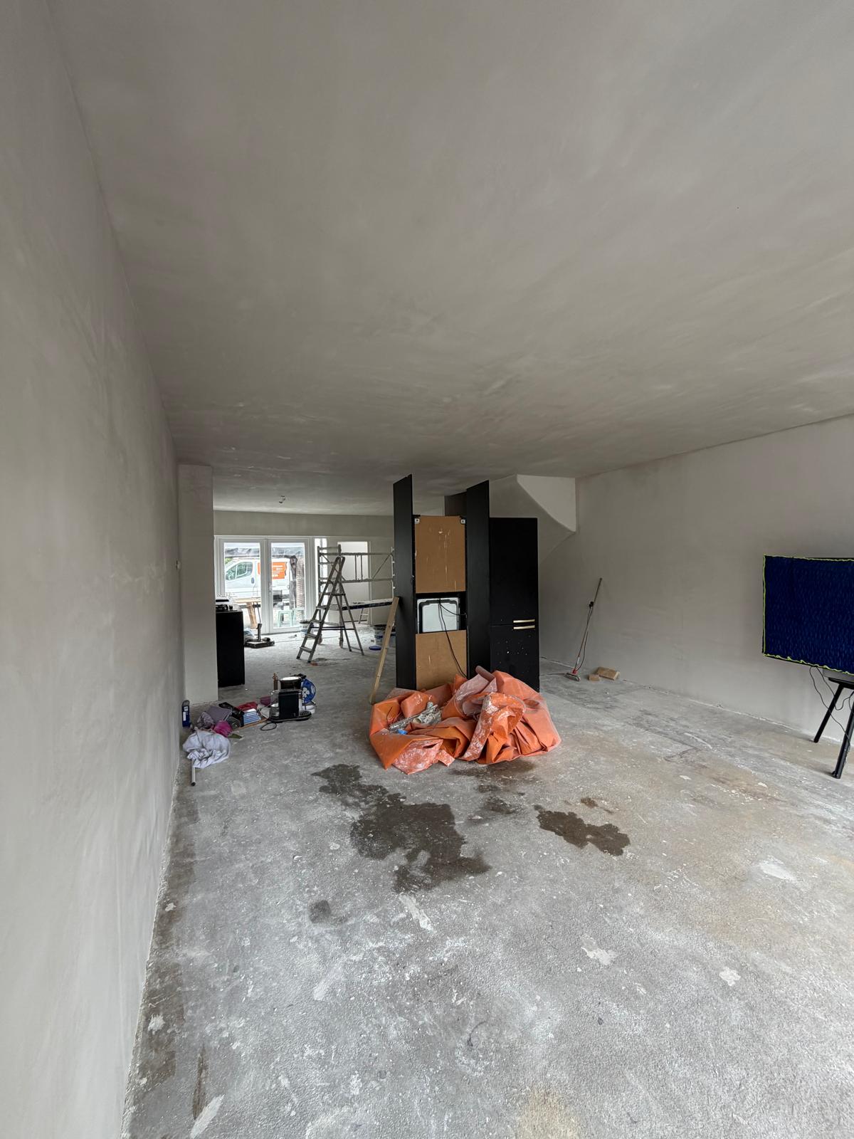 Open woonkamer met trap sausklaar gestuukt — stucadoor Noord-Holland