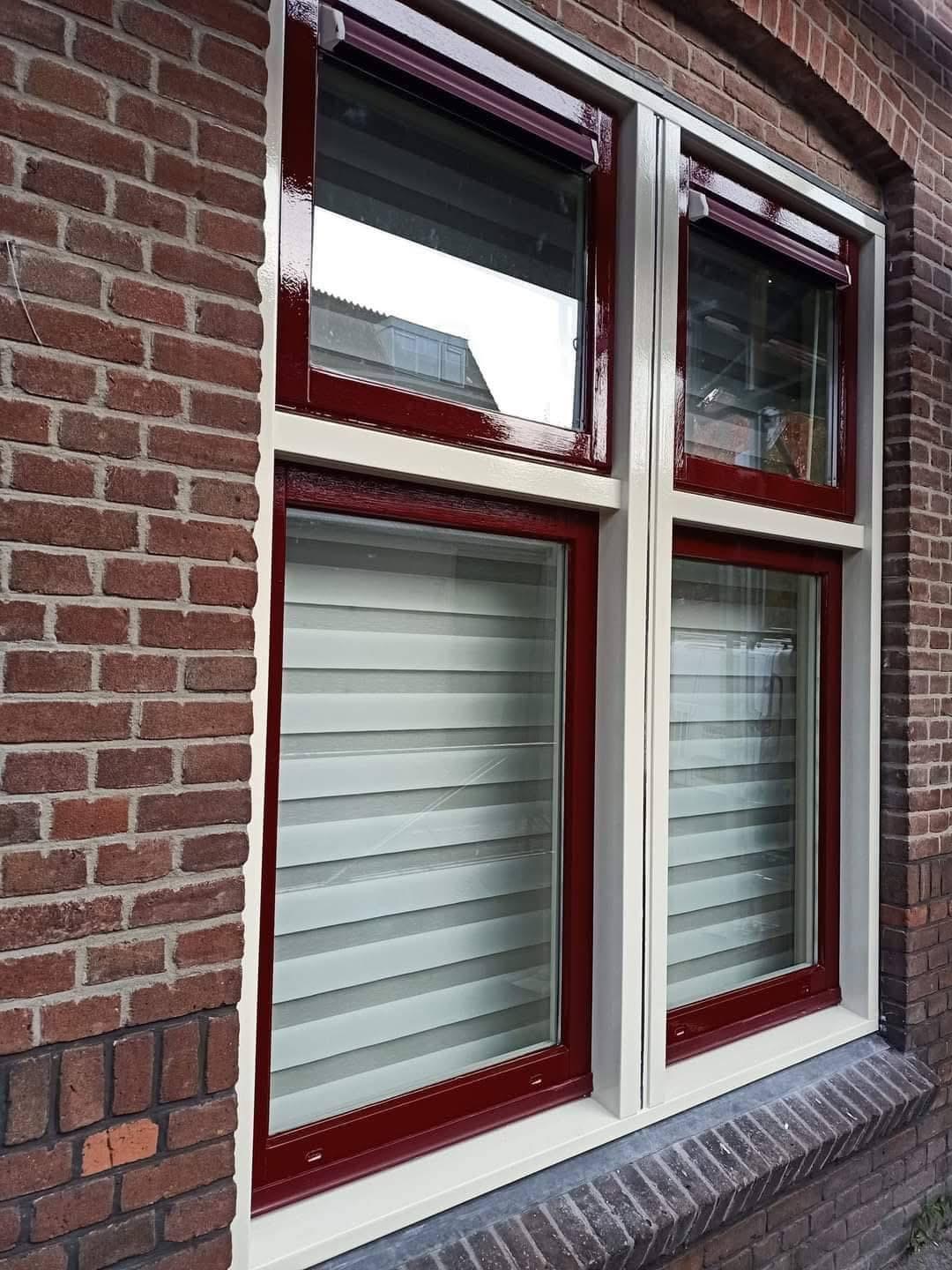Buitenschilderwerk kozijnen in bordeaux rood en crème — schilder Noord-Holland