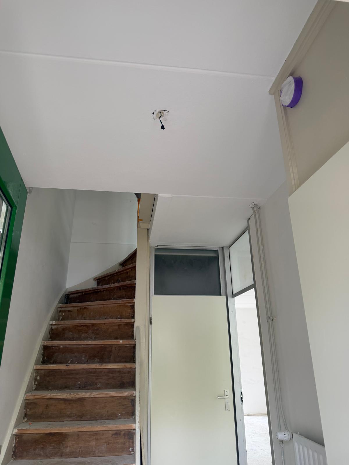 Renovatie trapgat en entree strak gestuukt plafond — stucadoor Noord-Holland